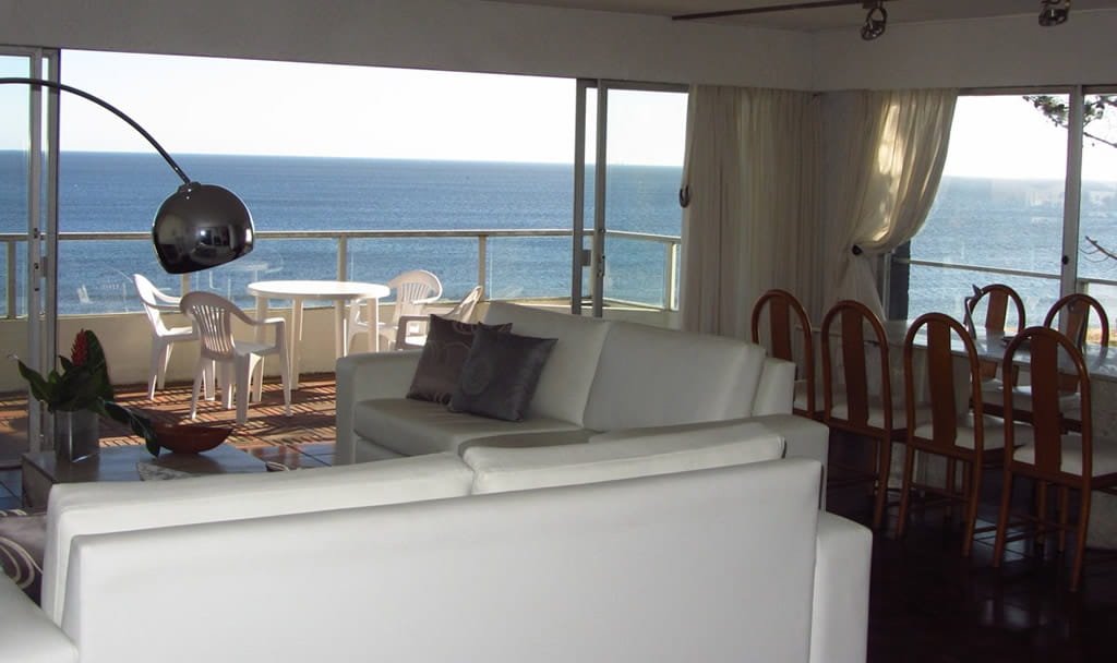 Sala y cocina de un apartamento de Baie des Anges Apart BDA Hotel & Spa con vista al mar