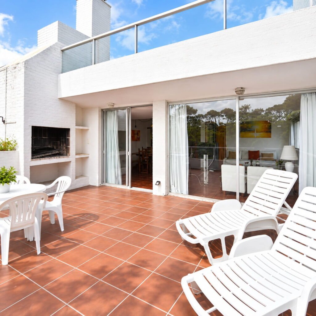 terraza con parrillero – apart country bda hotel & spa