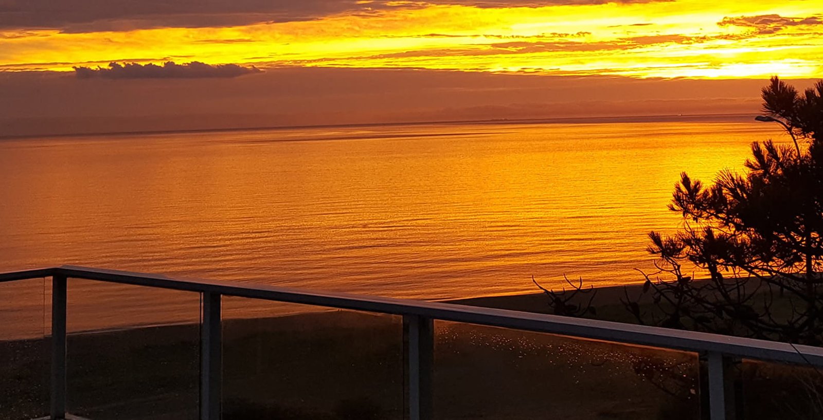 Pôr do sol visto dos terraços do BDA Hotel & Spa, em frente à Praia Mansa em Punta del Este